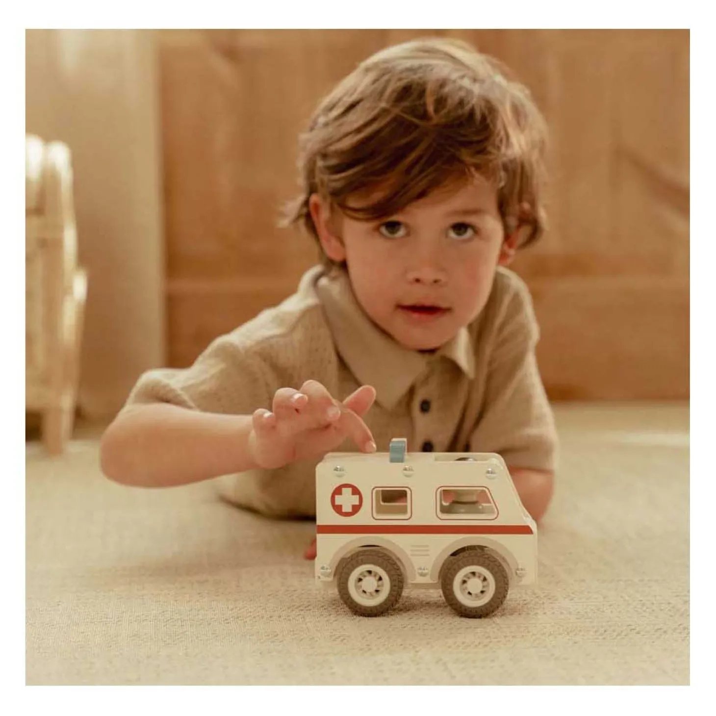 Little Dutch Houten Ambulance met Poppetje FSC