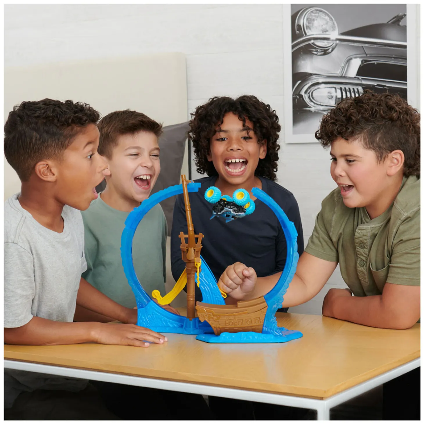 Monster Jam 1:64 Megalodon's Loop of Doom Speelset