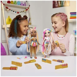 Rainbow High Modepop met Haarkrijt - Amaya Regenboog