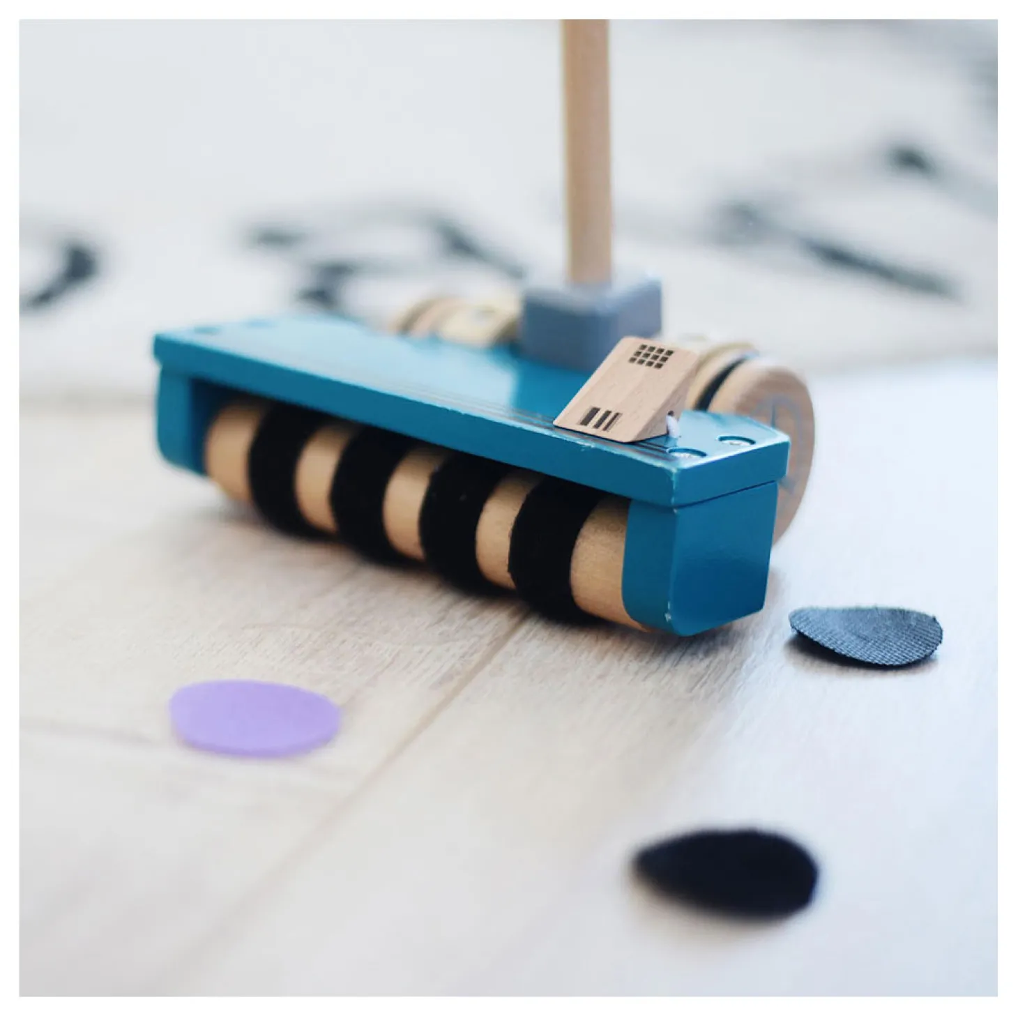 Small Foot - Houten Stofzuiger met Gekleurde Klittenband Stippen, 12dlg.