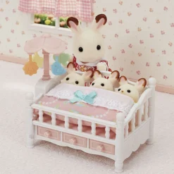 Sylvanian Families 5534 Bed voor Drieling met Mobiel